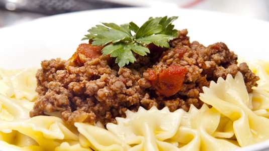 Ζυμαρικά με κιμά και σάλτσα κάππαρης